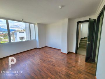 Casa INDEPENDIENTE por estrenar Ushimana Valle de los Chillos 4 dormitorios 3 parqueaderos San Rafael Alangasi