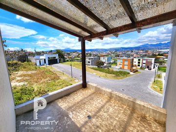 Casa INDEPENDIENTE por estrenar Ushimana Valle de los Chillos 4 dormitorios 3 parqueaderos San Rafael Alangasi