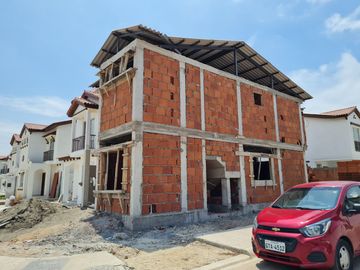 Venta de Casa esquinera en construcción de 3 dormitorios, entrega enero 2025, Urbanización Terranostra, Vía a la costa, Guayaquil