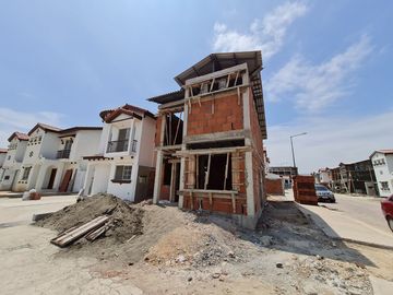 Venta de Casa esquinera en construcción de 3 dormitorios, entrega enero 2025, Urbanización Terranostra, Vía a la costa, Guayaquil