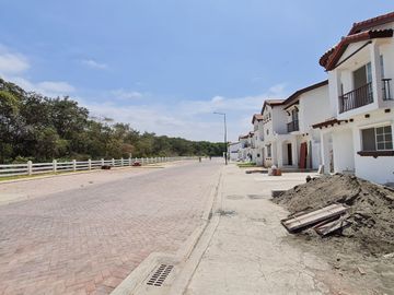 Venta de Casa esquinera en construcción de 3 dormitorios, entrega enero 2025, Urbanización Terranostra, Vía a la costa, Guayaquil