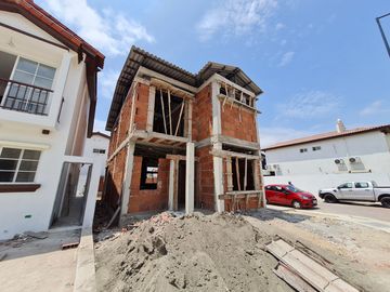 Venta de Casa esquinera en construcción de 3 dormitorios, entrega enero 2025, Urbanización Terranostra, Vía a la costa, Guayaquil