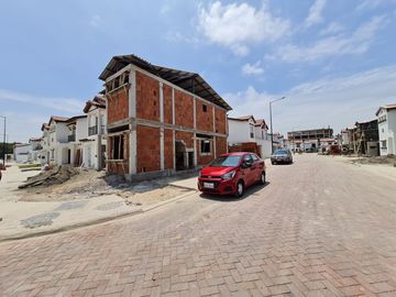 Venta de Casa esquinera en construcción de 3 dormitorios, entrega enero 2025, Urbanización Terranostra, Vía a la costa, Guayaquil