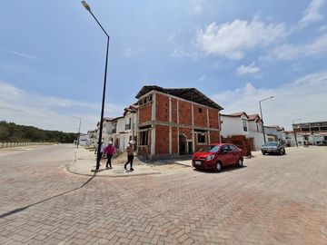 Venta de Casa esquinera en construcción de 3 dormitorios, entrega enero 2025, Urbanización Terranostra, Vía a la costa, Guayaquil