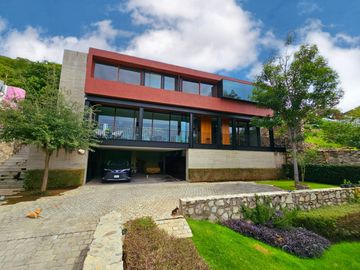 LAS CAÑADAS CASA EN VENTA SEMINUEVA MODERNA CON INCREIBLE VISTA