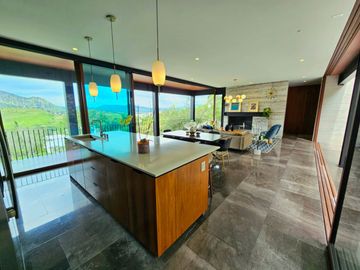 LAS CAÑADAS CASA EN VENTA SEMINUEVA MODERNA CON INCREIBLE VISTA