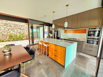 LAS CAÑADAS CASA EN VENTA SEMINUEVA MODERNA CON INCREIBLE VISTA
