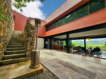 LAS CAÑADAS CASA EN VENTA SEMINUEVA MODERNA CON INCREIBLE VISTA