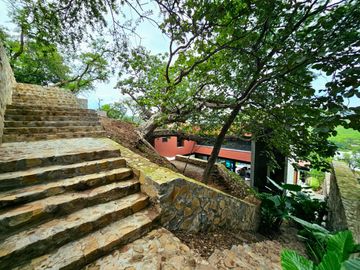 LAS CAÑADAS CASA EN VENTA SEMINUEVA MODERNA CON INCREIBLE VISTA