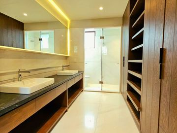 LAS CAÑADAS CASA EN VENTA SEMINUEVA MODERNA CON INCREIBLE VISTA