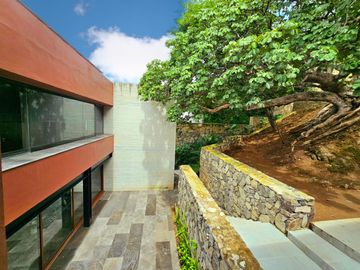 LAS CAÑADAS CASA EN VENTA SEMINUEVA MODERNA CON INCREIBLE VISTA