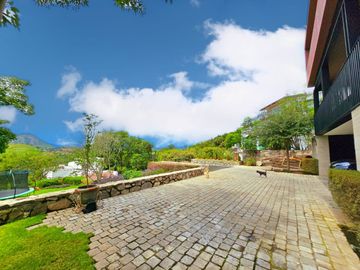 LAS CAÑADAS CASA EN VENTA SEMINUEVA MODERNA CON INCREIBLE VISTA