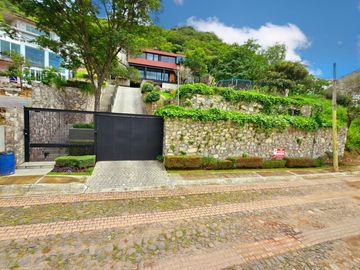 LAS CAÑADAS CASA EN VENTA SEMINUEVA MODERNA CON INCREIBLE VISTA