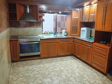 CASA DE 3 NIVELES RECIEN REMODELADA, 4 RECAMARAS CON CLOSET
