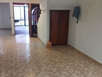 CASA DE 3 NIVELES RECIEN REMODELADA, 4 RECAMARAS CON CLOSET