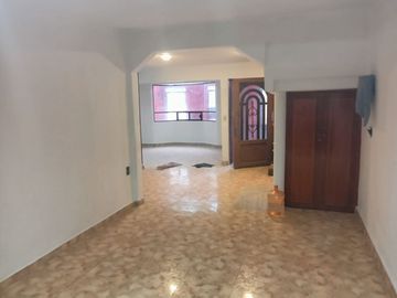 CASA DE 3 NIVELES RECIEN REMODELADA, 4 RECAMARAS CON CLOSET