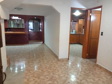 CASA DE 3 NIVELES RECIEN REMODELADA, 4 RECAMARAS CON CLOSET