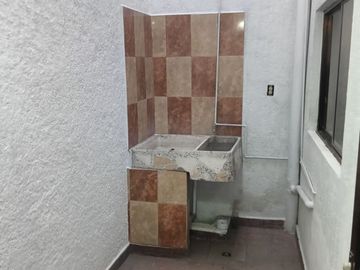 CASA DE 3 NIVELES RECIEN REMODELADA, 4 RECAMARAS CON CLOSET