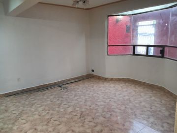 CASA DE 3 NIVELES RECIEN REMODELADA, 4 RECAMARAS CON CLOSET