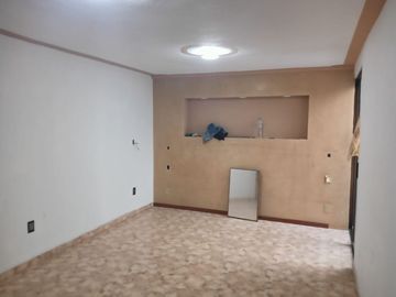 CASA DE 3 NIVELES RECIEN REMODELADA, 4 RECAMARAS CON CLOSET