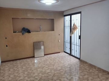 CASA DE 3 NIVELES RECIEN REMODELADA, 4 RECAMARAS CON CLOSET