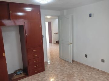 CASA DE 3 NIVELES RECIEN REMODELADA, 4 RECAMARAS CON CLOSET