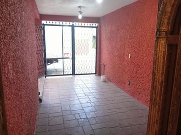 CASA DE 3 NIVELES RECIEN REMODELADA, 4 RECAMARAS CON CLOSET