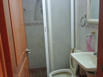 CASA DE 3 NIVELES RECIEN REMODELADA, 4 RECAMARAS CON CLOSET