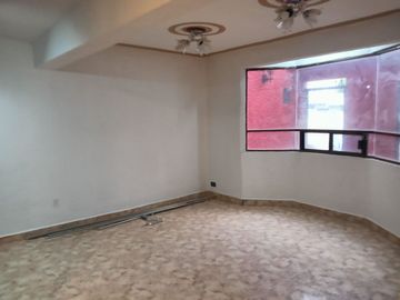 CASA DE 3 NIVELES RECIEN REMODELADA, 4 RECAMARAS CON CLOSET