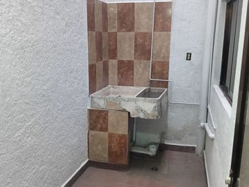 CASA DE 3 NIVELES RECIEN REMODELADA, 4 RECAMARAS CON CLOSET