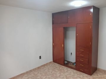 CASA DE 3 NIVELES RECIEN REMODELADA, 4 RECAMARAS CON CLOSET