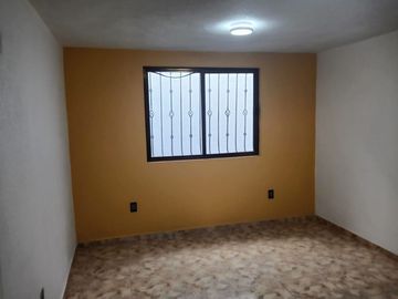 CASA DE 3 NIVELES RECIEN REMODELADA, 4 RECAMARAS CON CLOSET