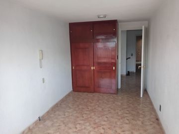 CASA DE 3 NIVELES RECIEN REMODELADA, 4 RECAMARAS CON CLOSET