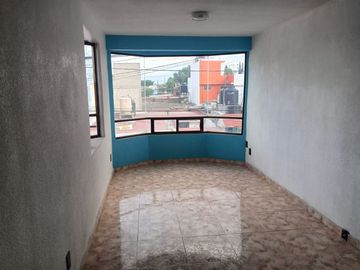 CASA DE 3 NIVELES RECIEN REMODELADA, 4 RECAMARAS CON CLOSET