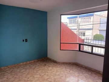 CASA DE 3 NIVELES RECIEN REMODELADA, 4 RECAMARAS CON CLOSET