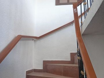 CASA DE 3 NIVELES RECIEN REMODELADA, 4 RECAMARAS CON CLOSET