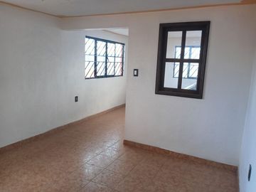CASA DE 3 NIVELES RECIEN REMODELADA, 4 RECAMARAS CON CLOSET