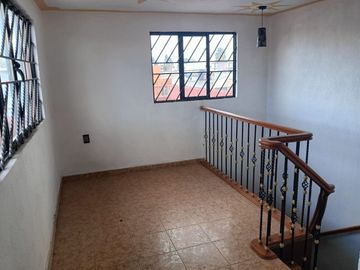 CASA DE 3 NIVELES RECIEN REMODELADA, 4 RECAMARAS CON CLOSET