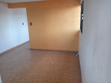 CASA DE 3 NIVELES RECIEN REMODELADA, 4 RECAMARAS CON CLOSET