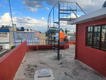 CASA DE 3 NIVELES RECIEN REMODELADA, 4 RECAMARAS CON CLOSET