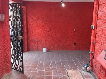 CASA DE 3 NIVELES RECIEN REMODELADA, 4 RECAMARAS CON CLOSET