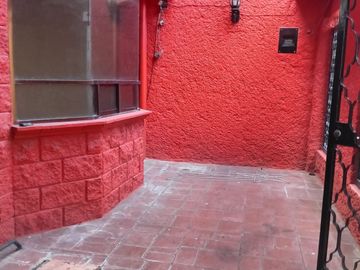 CASA DE 3 NIVELES RECIEN REMODELADA, 4 RECAMARAS CON CLOSET