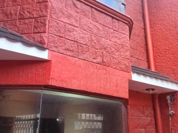 CASA DE 3 NIVELES RECIEN REMODELADA, 4 RECAMARAS CON CLOSET