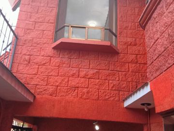 CASA DE 3 NIVELES RECIEN REMODELADA, 4 RECAMARAS CON CLOSET