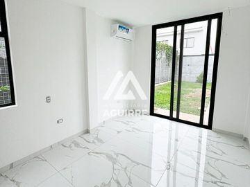 EN VENTA: casa esquinera de lujo en Urbanizacion Privada, Machala