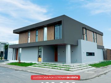 EN VENTA: casa esquinera de lujo en Urbanizacion Privada, Machala