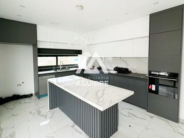EN VENTA: casa esquinera de lujo en Urbanizacion Privada, Machala