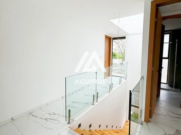 EN VENTA: casa esquinera de lujo en Urbanizacion Privada, Machala