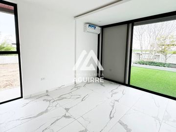 EN VENTA: casa esquinera de lujo en Urbanizacion Privada, Machala
