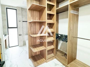 EN VENTA: casa esquinera de lujo en Urbanizacion Privada, Machala